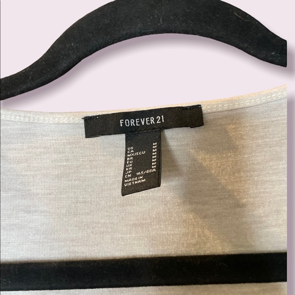 F21 lettuce-edge crop top - Picture 3 of 3